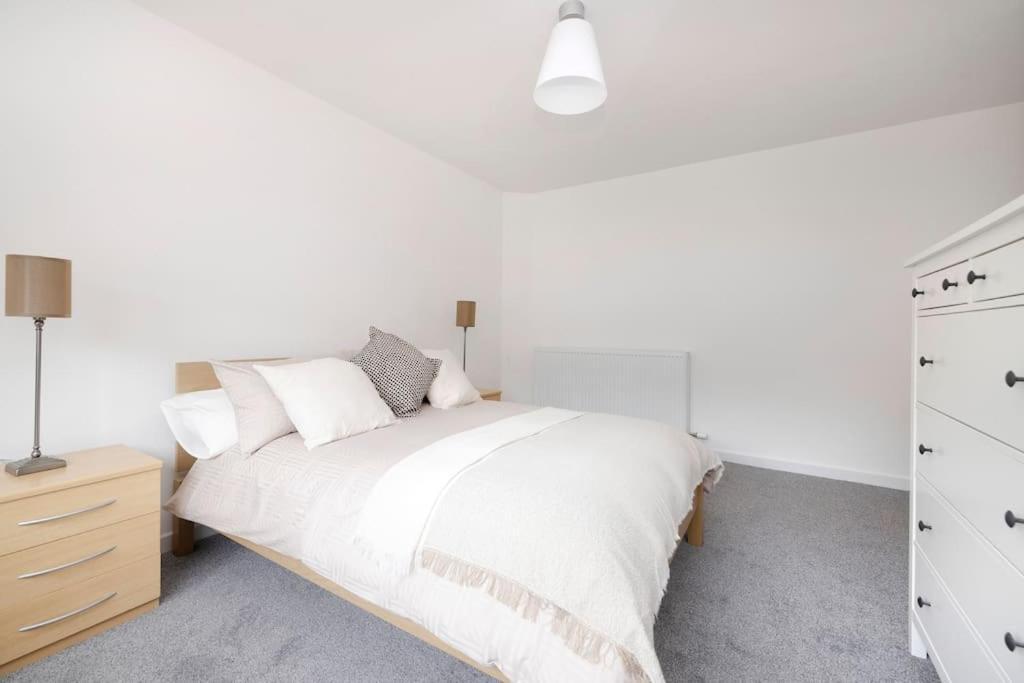 Two Bedroom Country With Parking *