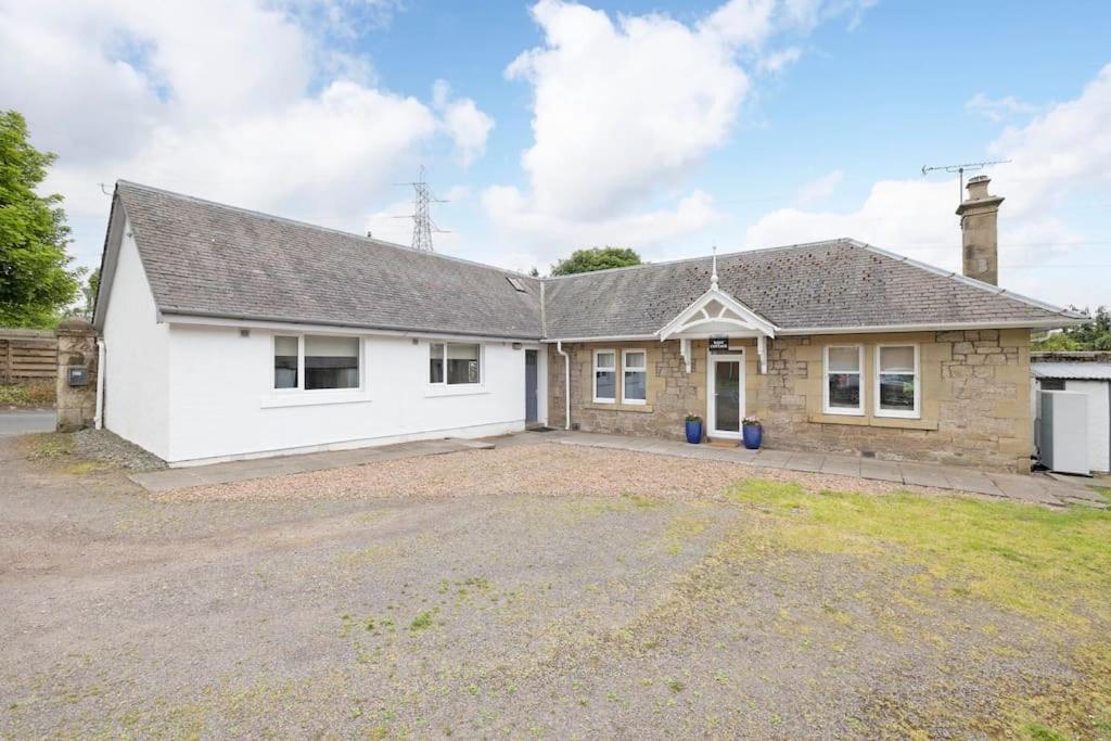 Two Bedroom Country With Parking Apartment