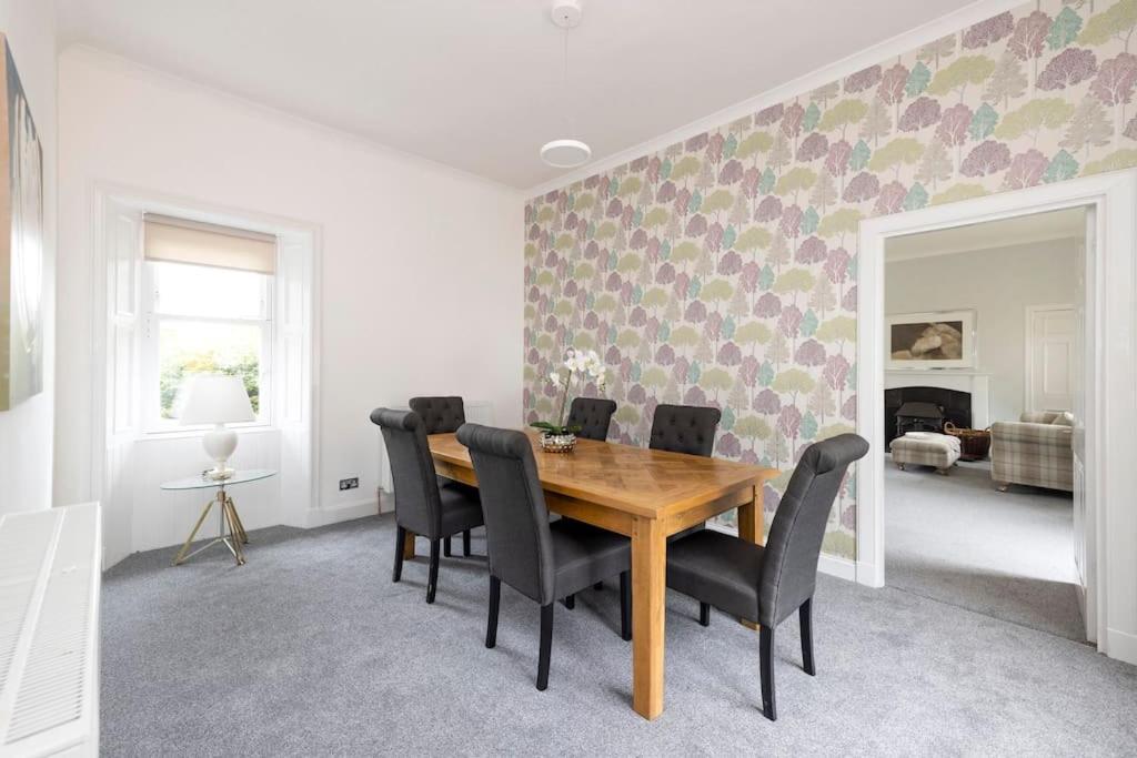 Apartment Two Bedroom Country With Parking *